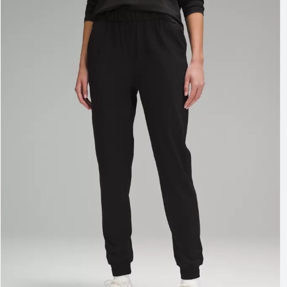 Lululemon On the Fly Black Jogger Size 4 Nulu‎ Comfy Activewear Travel Outdoor - Picture 1 of 9